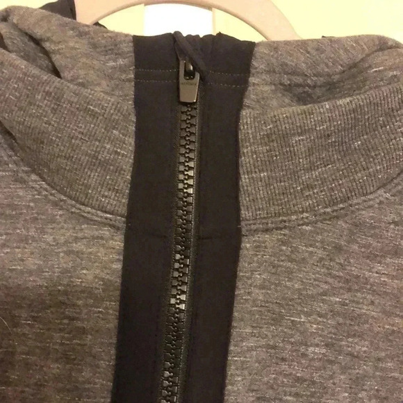 Athleta gray hoodie with pockets.  Size X-LARGE - Picture 3 of 9